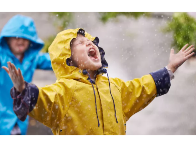 Kako obleči otroka za raziskovanje v naravi v deževnih dneh?